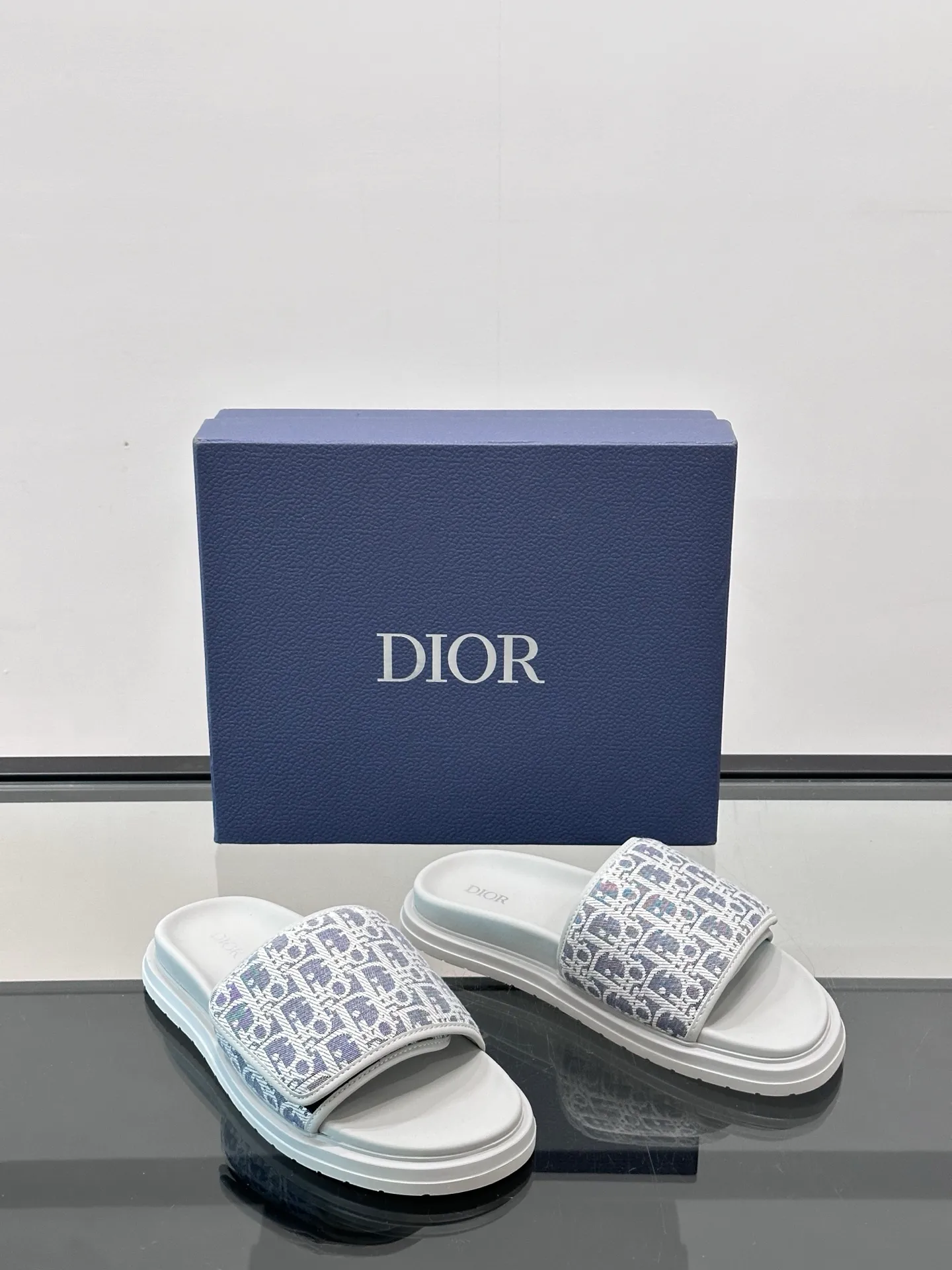 Factory price: 280💰𝐂𝐡𝐫𝐢𝐬𝐭𝐢𝐚𝐧 𝐃𝐢𝐨𝐫 Dior's latest popular sandals, classic upgraded Velcro sandals, original replicas, super durable and versatile, very comfortable on the feet, slimming and white, original cowhide leather upper, sheepskin lining Original d hardware buckle Original molded T men's shoes 💰U outsole Size: 38-44 (.45.46 customized)